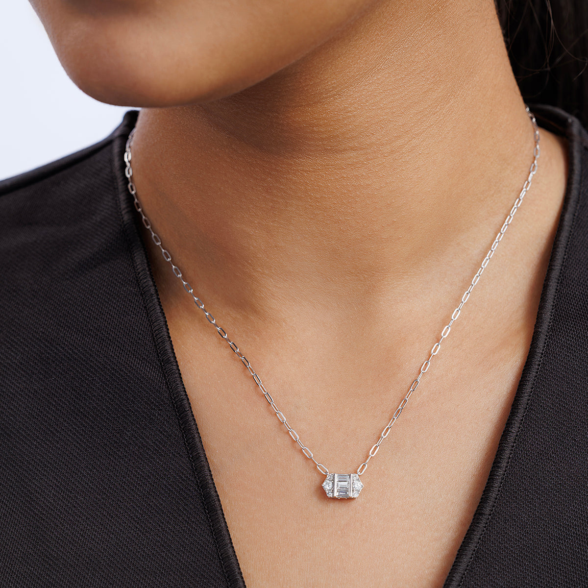 CLASSIC<span> Barrel Baguette Diamond </span>NECKLET