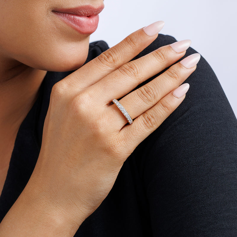 Eternity Band als schmaler Zirkonia-Ring am Finger, Silber 925 Vermeil