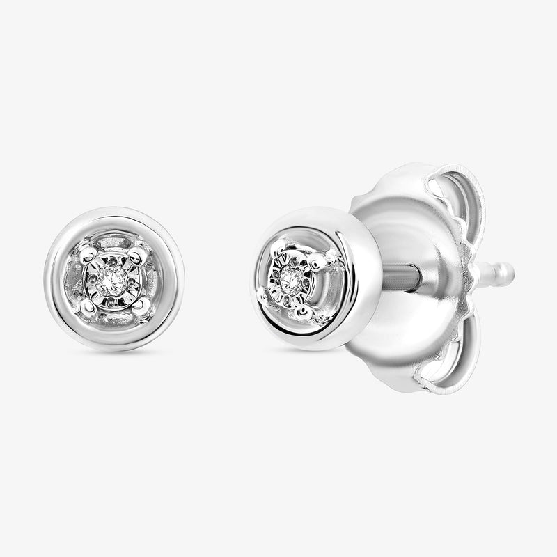 Classic cluster stud earrings in silver vermeil with round center stone, 0.75 ct