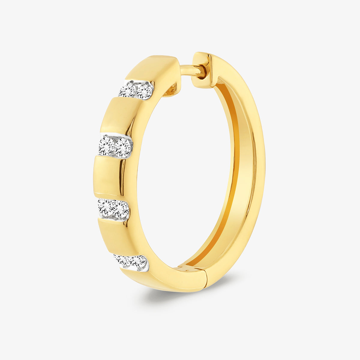 CLASSIC <span>Diamond Huggie </span>EARRINGS