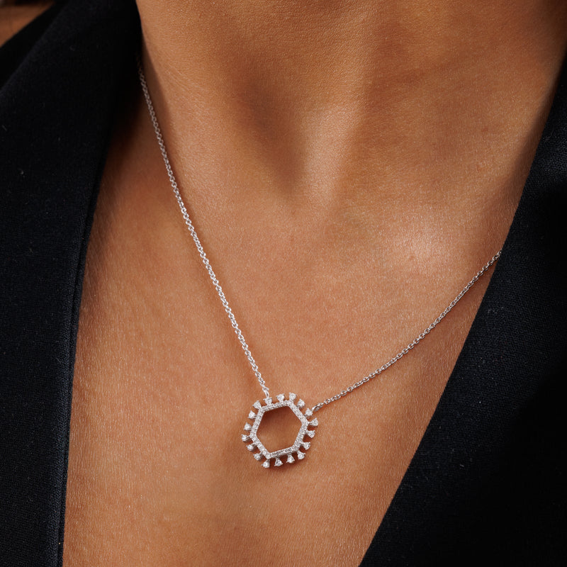 Collar Geometric Halo en baño de plata 925 con colgante hexagonal y pedrería