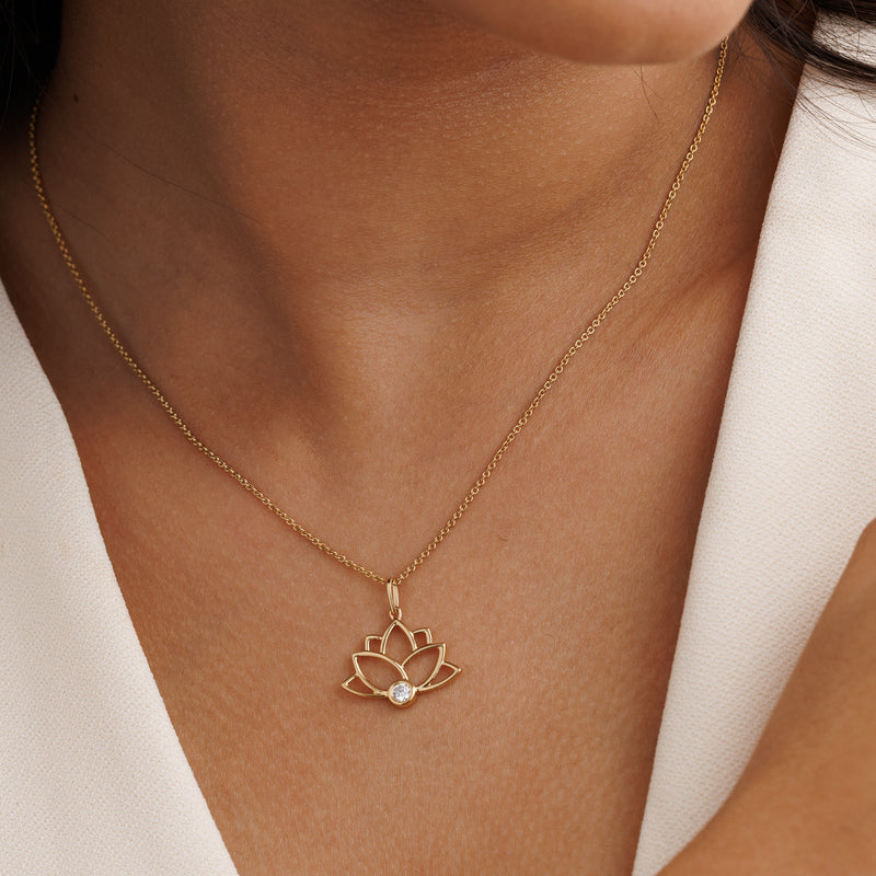 Collar en el cuello: cadena fina con dije flor loto y piedra redonda