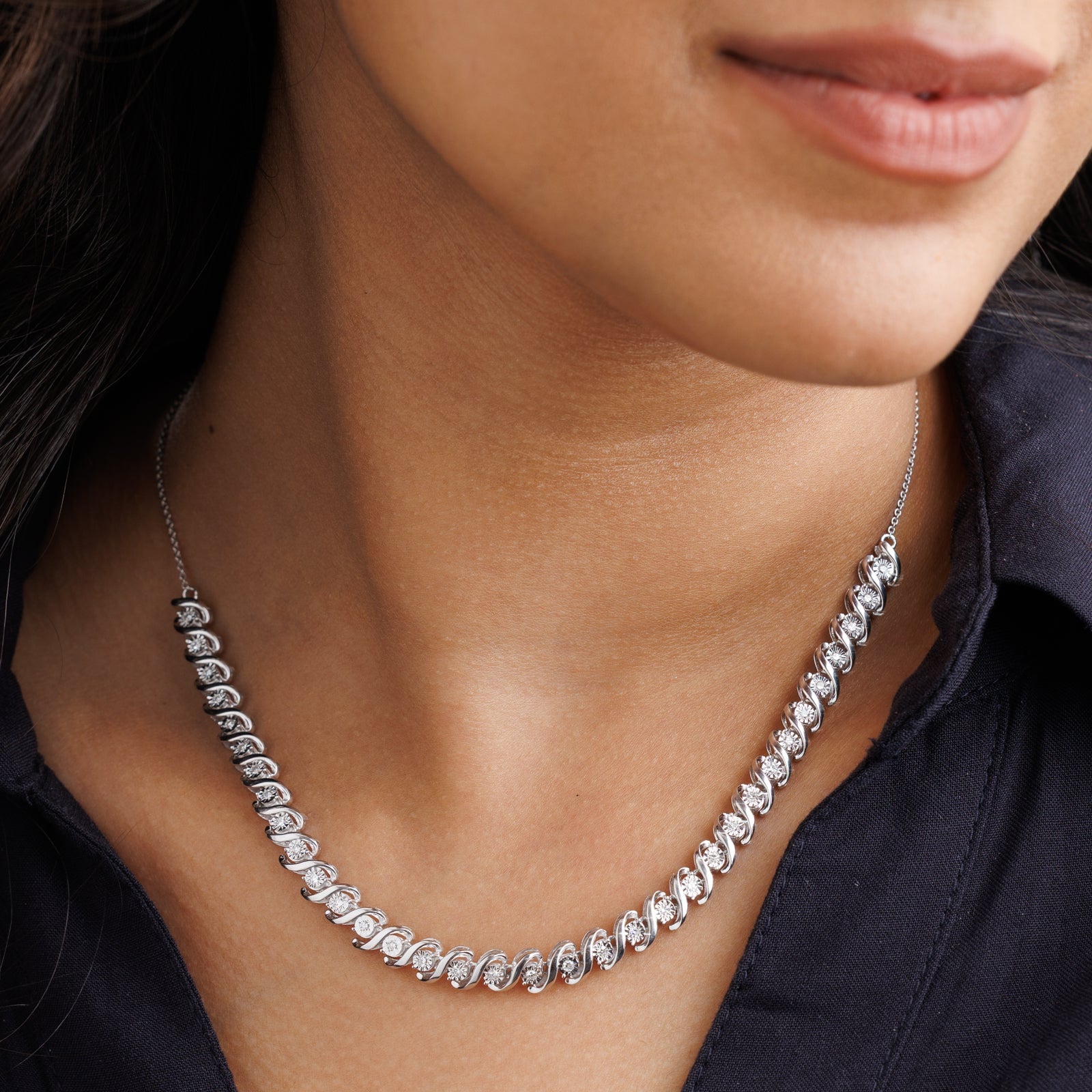 Diamond NECKLET am Hals: Linkkette mit runden Zirkonia-Fassungen in Splits