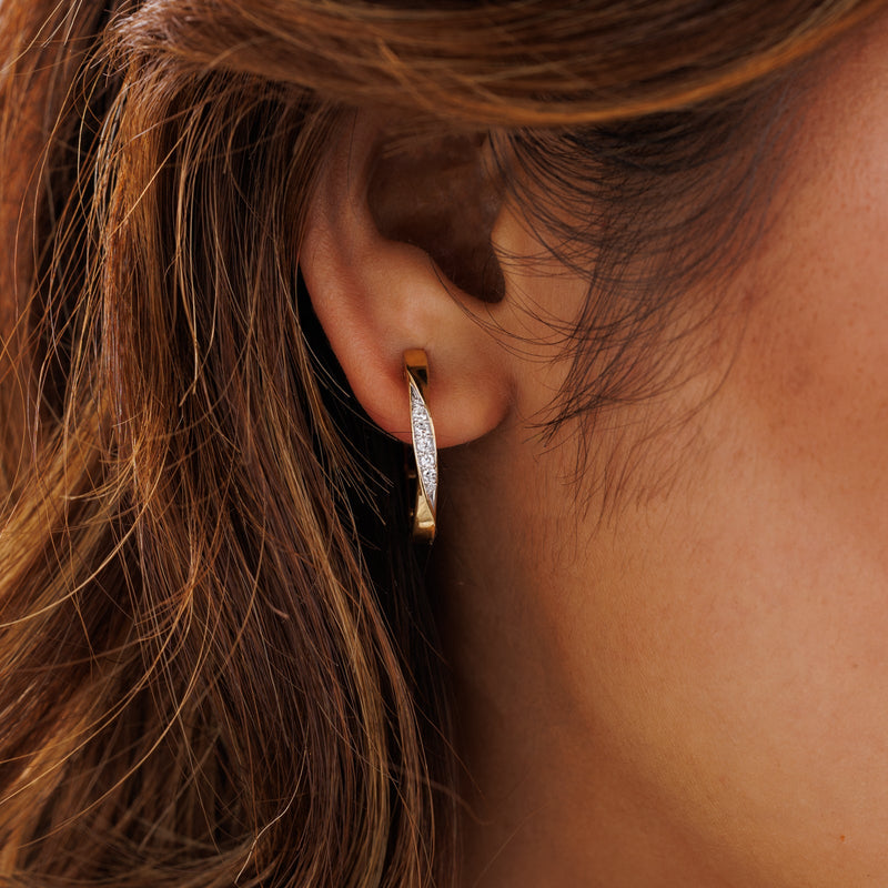 An Ohr getragen: Curve Hoop Ohrring, gelbgoldfarben mit Diamantbesatz