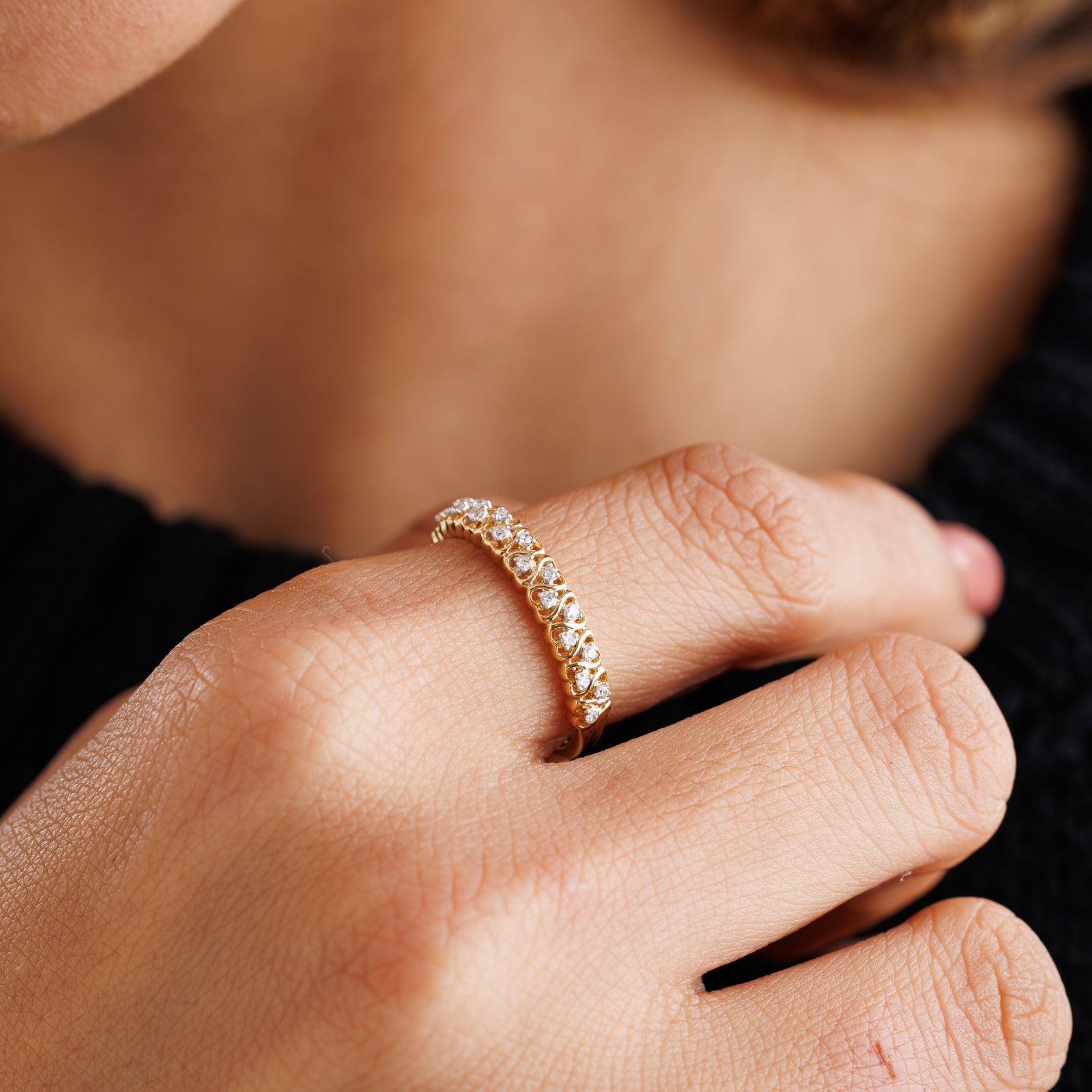 Weave Stackable Ring am Finger, Reihe herzförmiger Steine auf schmalem Band