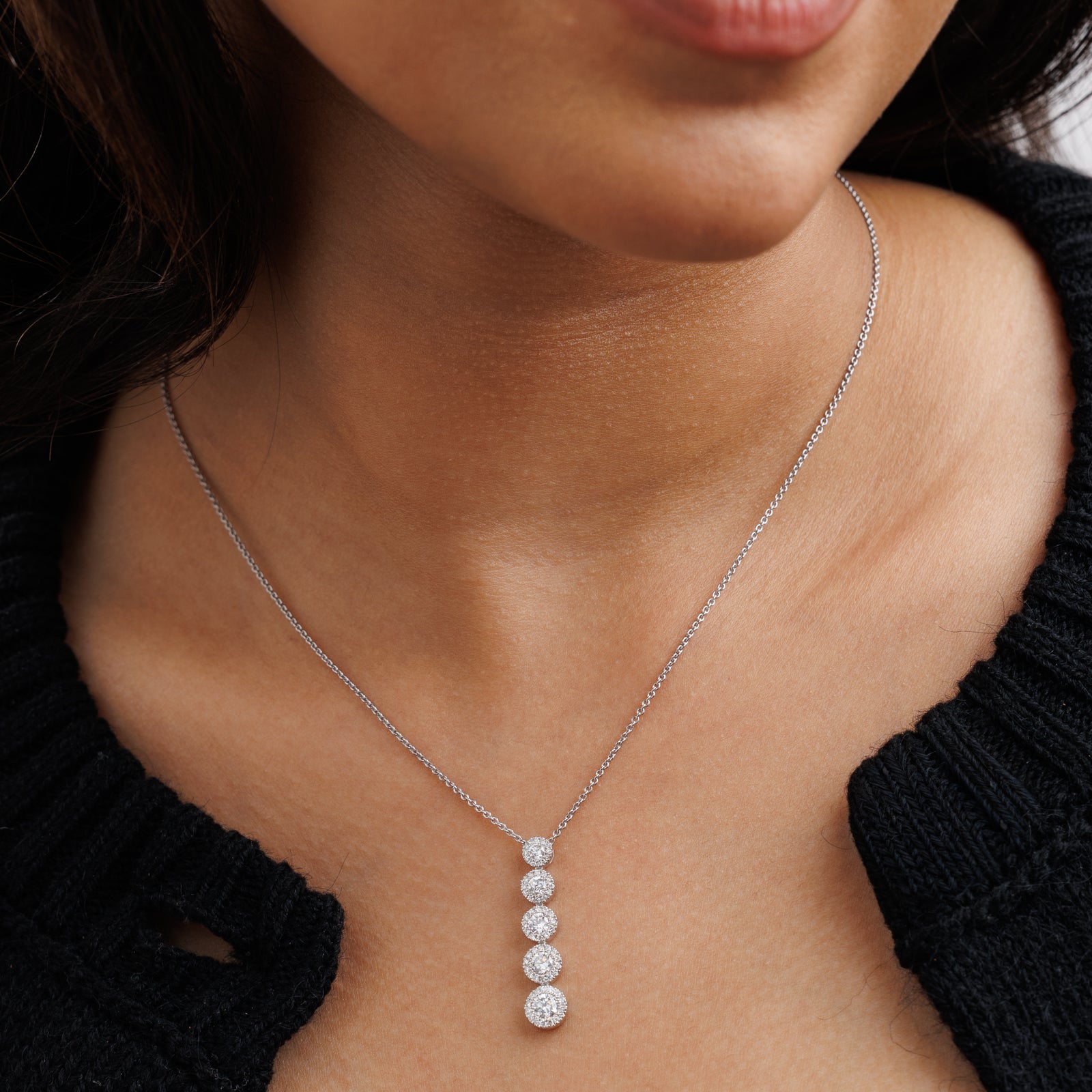 Drop-Diamond-Halskette am Hals: feine Kette mit Tropfen aus vier runden Diamantsteinen