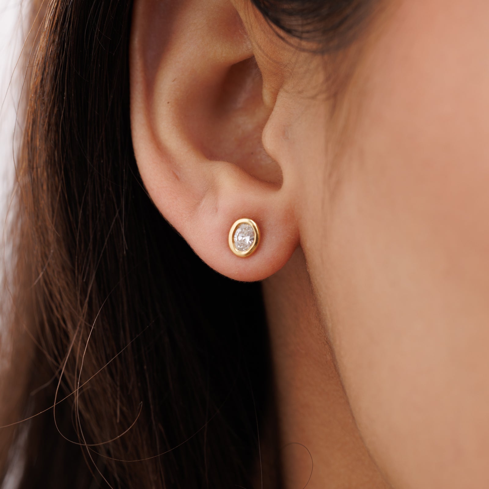 GOLDEN <span>Edge Bezel Glow</span> EARRINGS