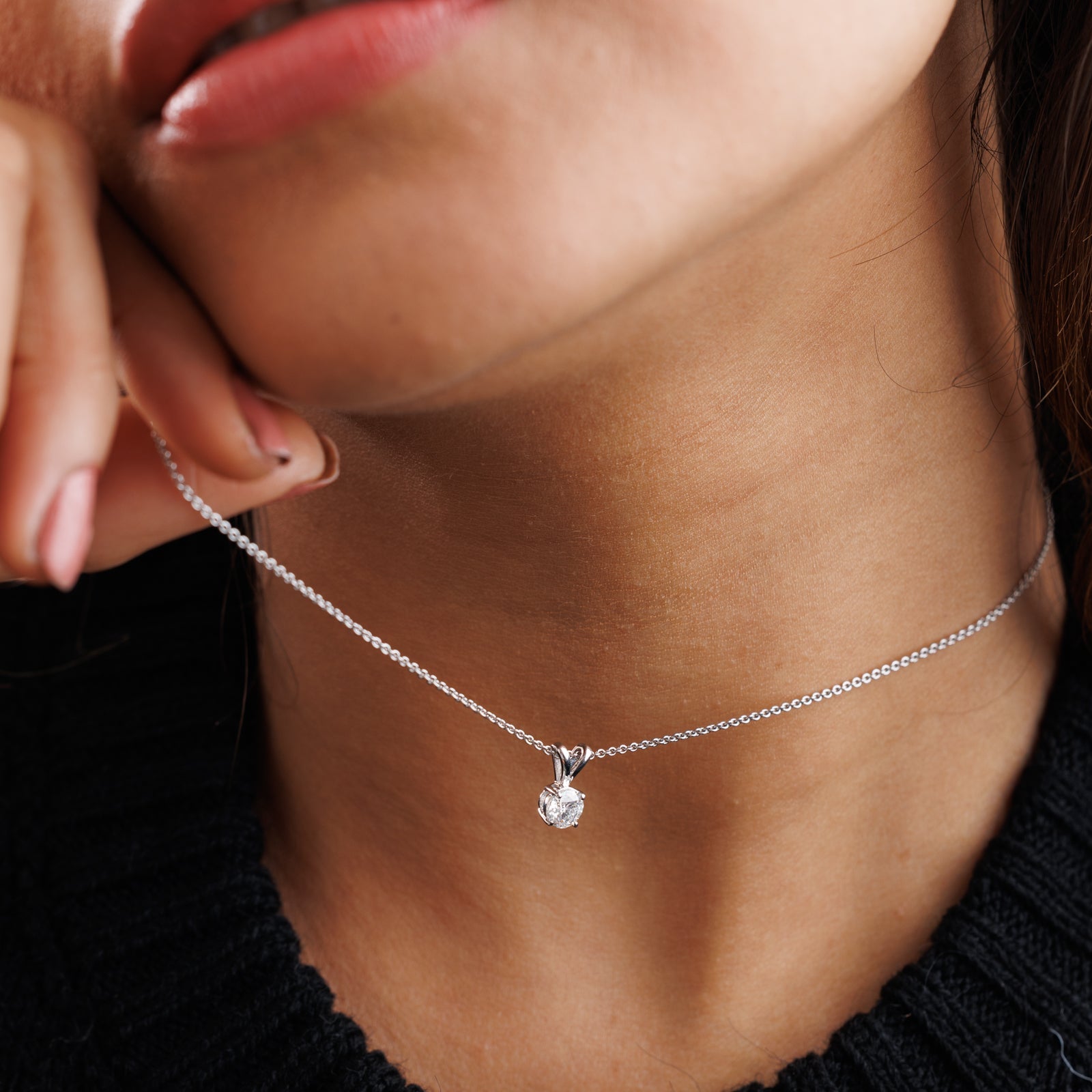 ROUND <span>Cut Minimalist Diamond</span> NECKLET