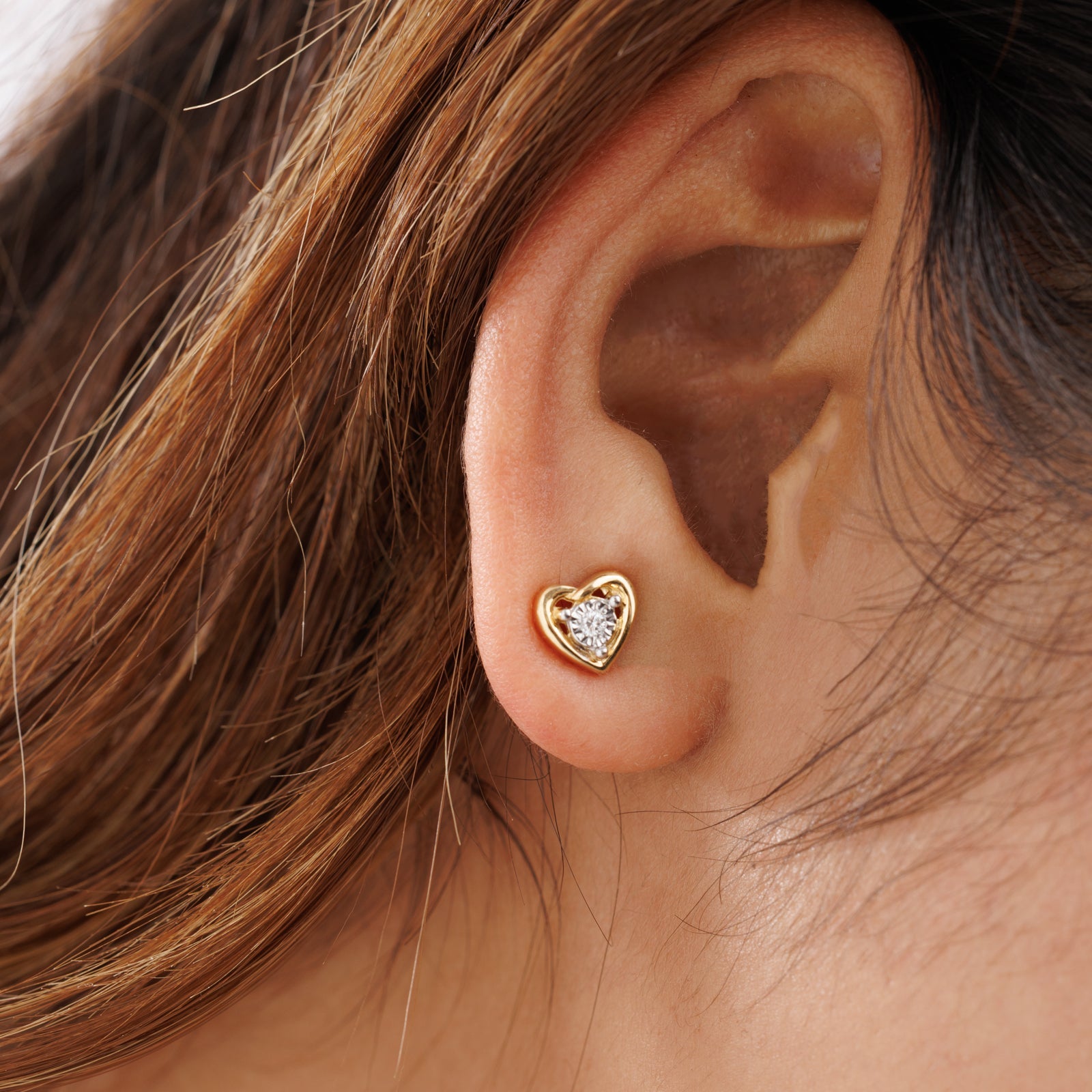 CLASSIC <span>Heart-Shaped Diamond</span> EARRINGS