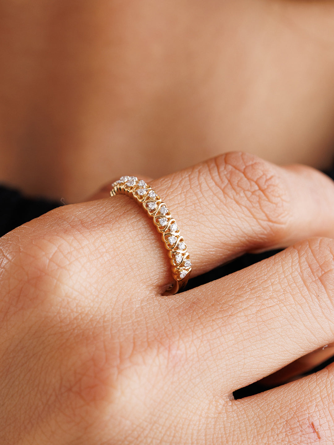 Weave Stackable Ring am Finger, Reihe herzförmiger Steine auf schmalem Band