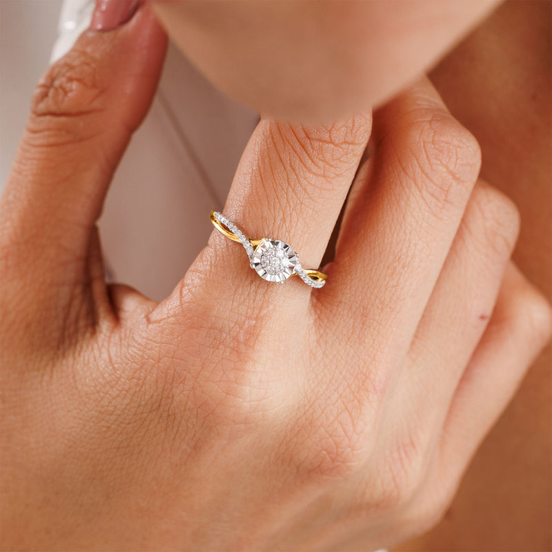 A hand wears Keemti Jewels' Classic Round Twist Band Ring, a gold diamond piece with a twisted shank, on the ring finger.