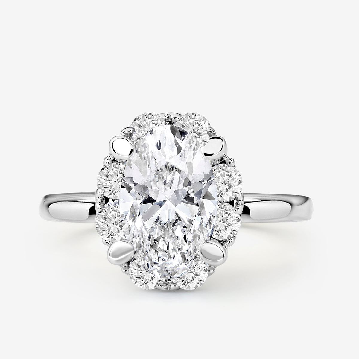 CLASSIC <span>Oval Halo Diamond </span>RING
