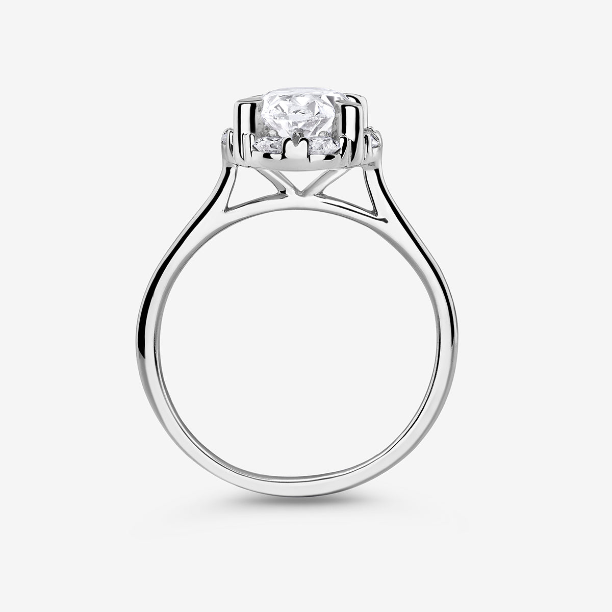 CLASSIC <span>Oval Halo Diamond </span>RING