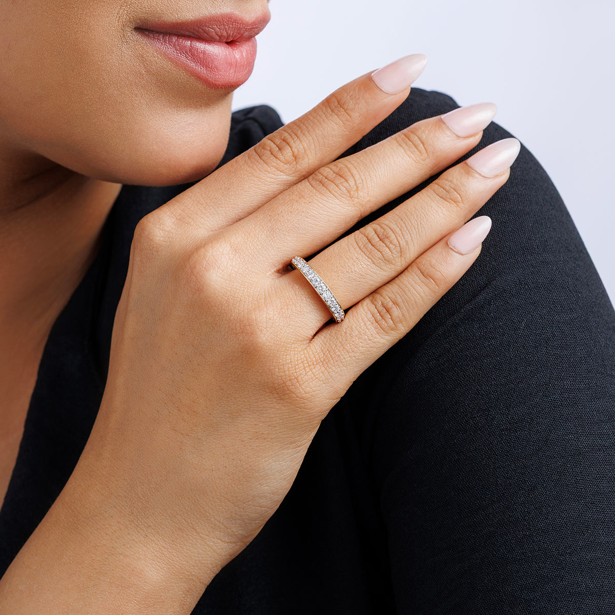Eternity Band als schmaler Zirkonia-Ring am Finger, Silber 925 Vermeil