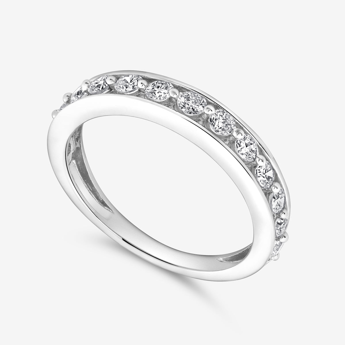 Silberner Ring mit halbkreisförmiger Steineinfassung und glänzender Oberfläche