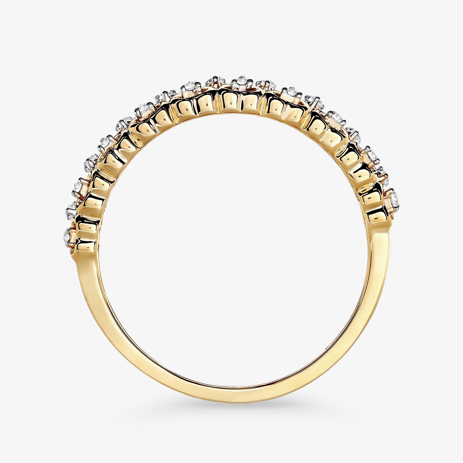 Weave Stackable Ring von der Seite: breite Bandfassung mit Reihen klarer Steine