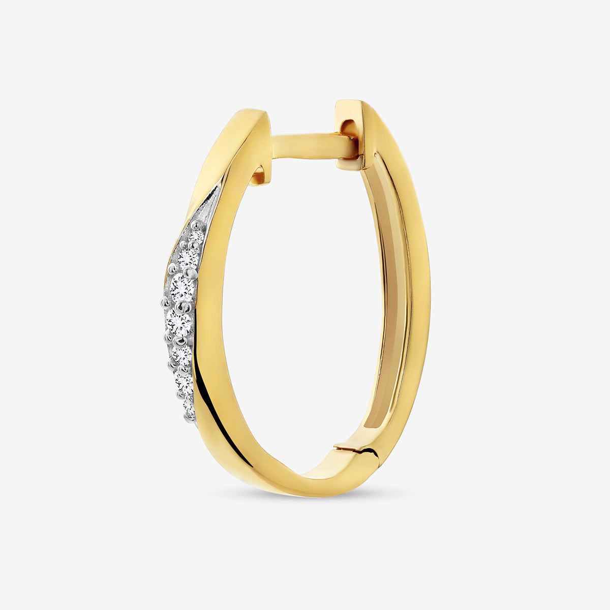 Keemti Jewels’ TWIST-AURA Hoop Earrings feature a row of white diamonds—perfect for everyday, versatile style.