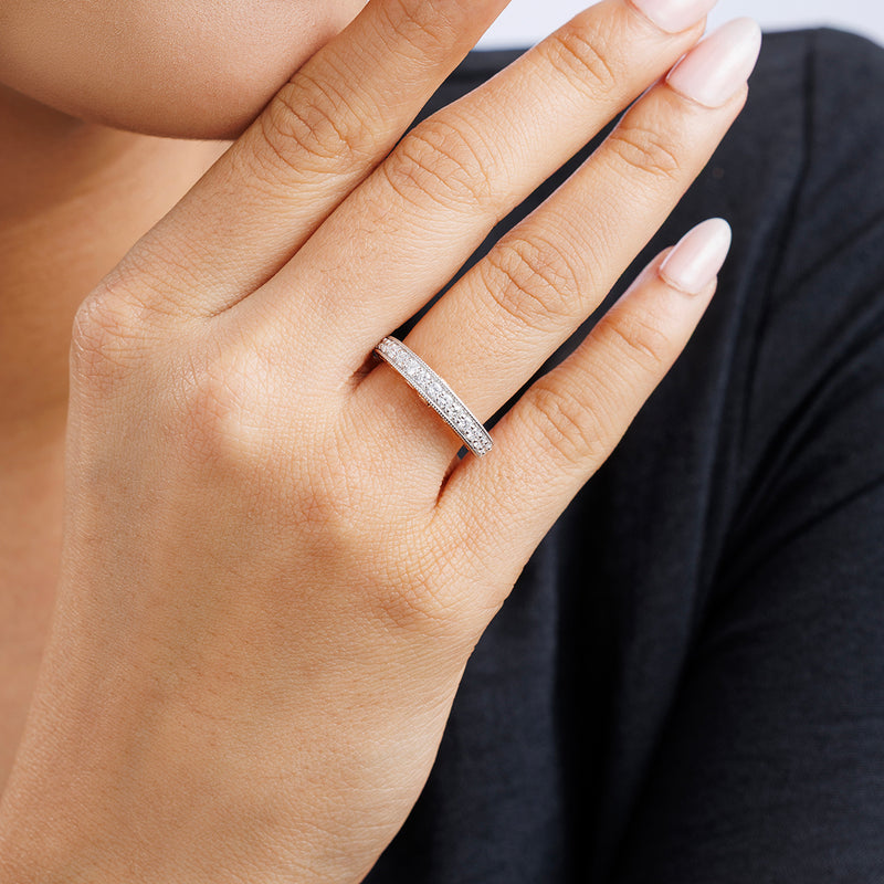 BLUSH Radiance Band am Finger: schmale Pavé-Reihe mit funkelnden Steinen