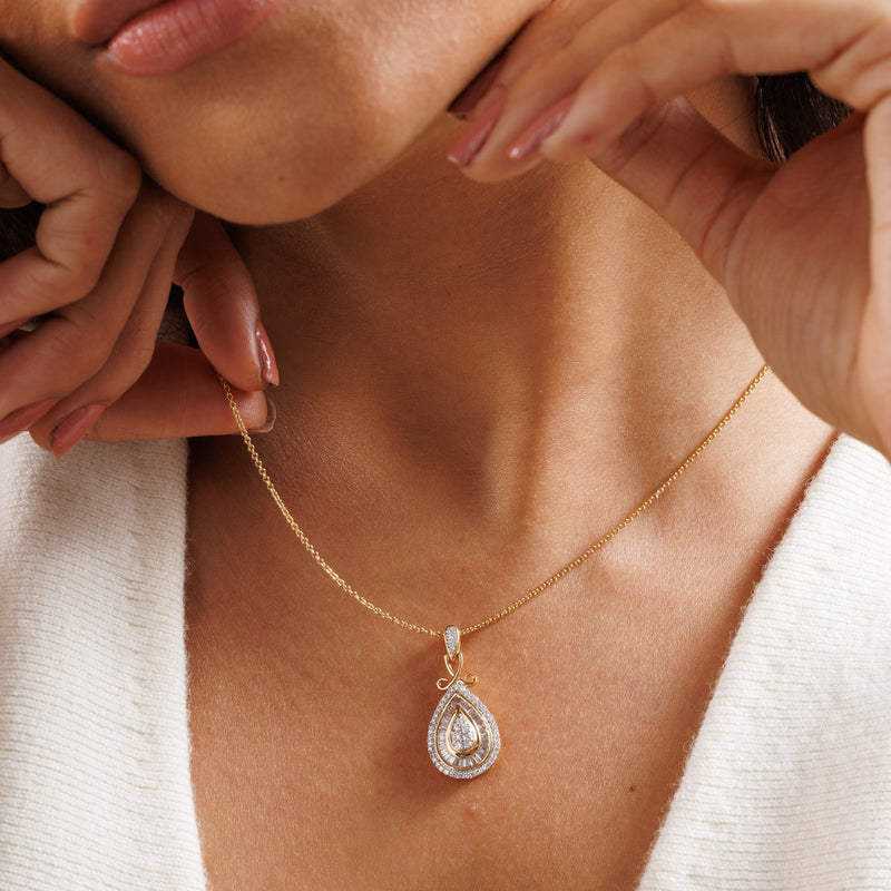 Am Dekolleté: vergoldete LOOP-&-Drop Diamond-Halskette mit Tropfenanhänger