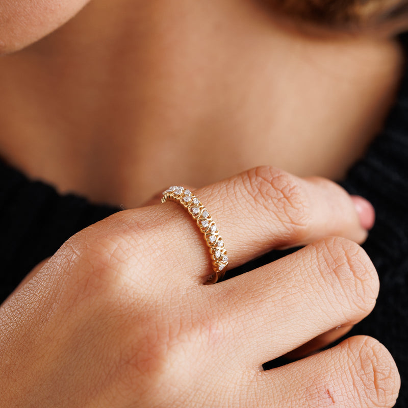 Weave Stackable Ring am Finger, Reihe herzförmiger Steine auf schmalem Band