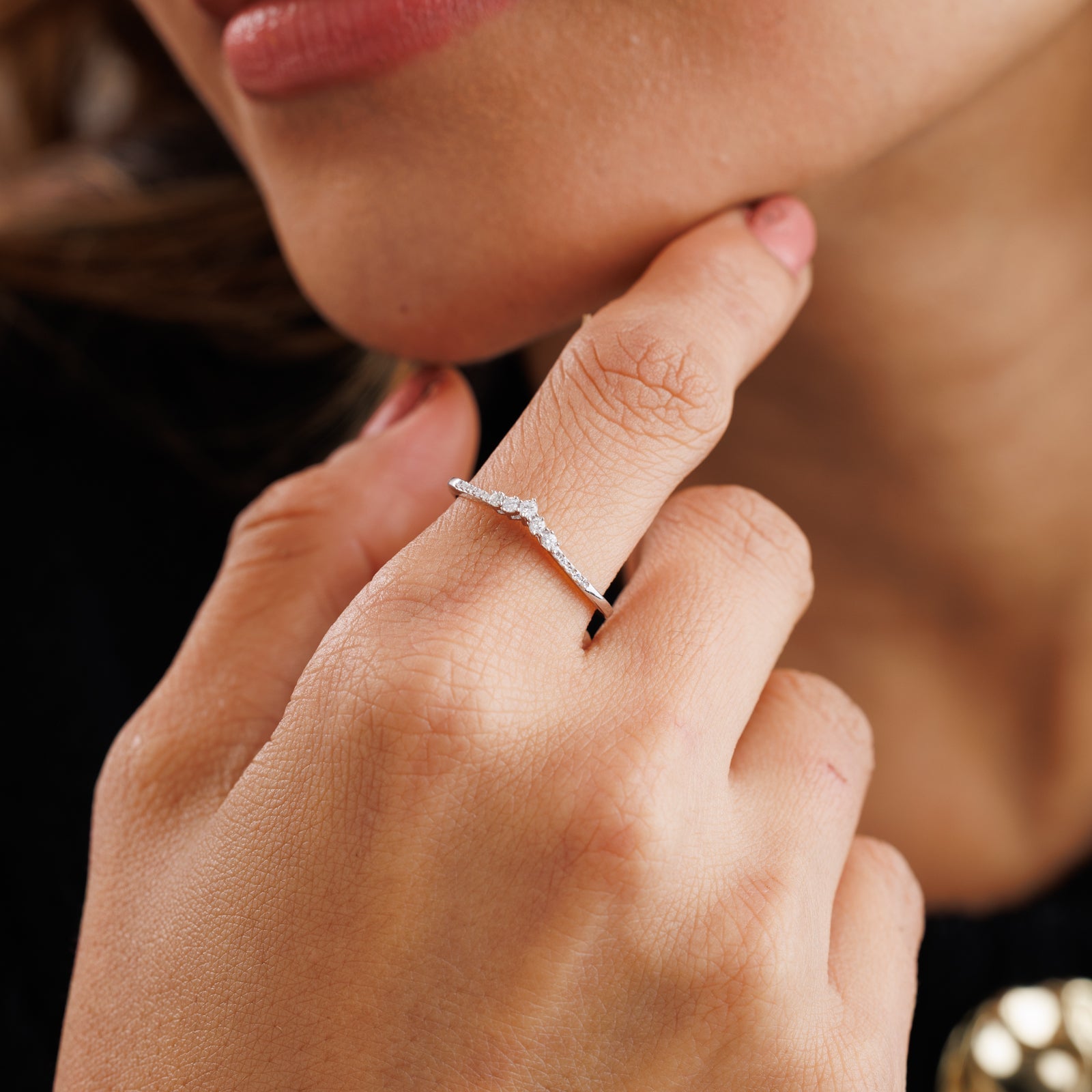 GRACE Arc V-Band Ring am Finger, Silber 925 mit Zirkonia, Detailaufnahme