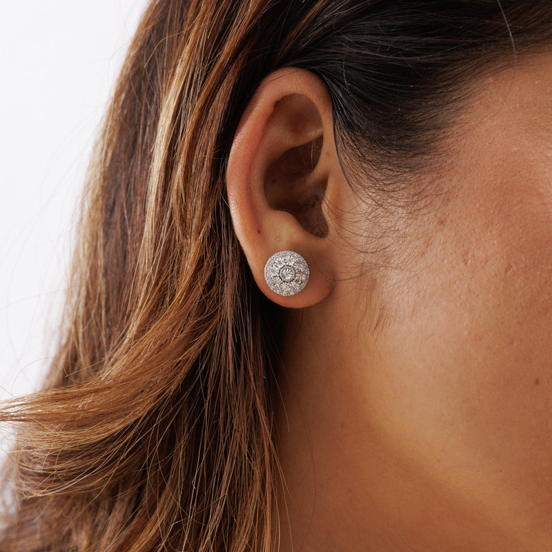 Bloom Stud Ohrringe am Ohr, kleiner runder Steinstud in silberfarbenem Glanz