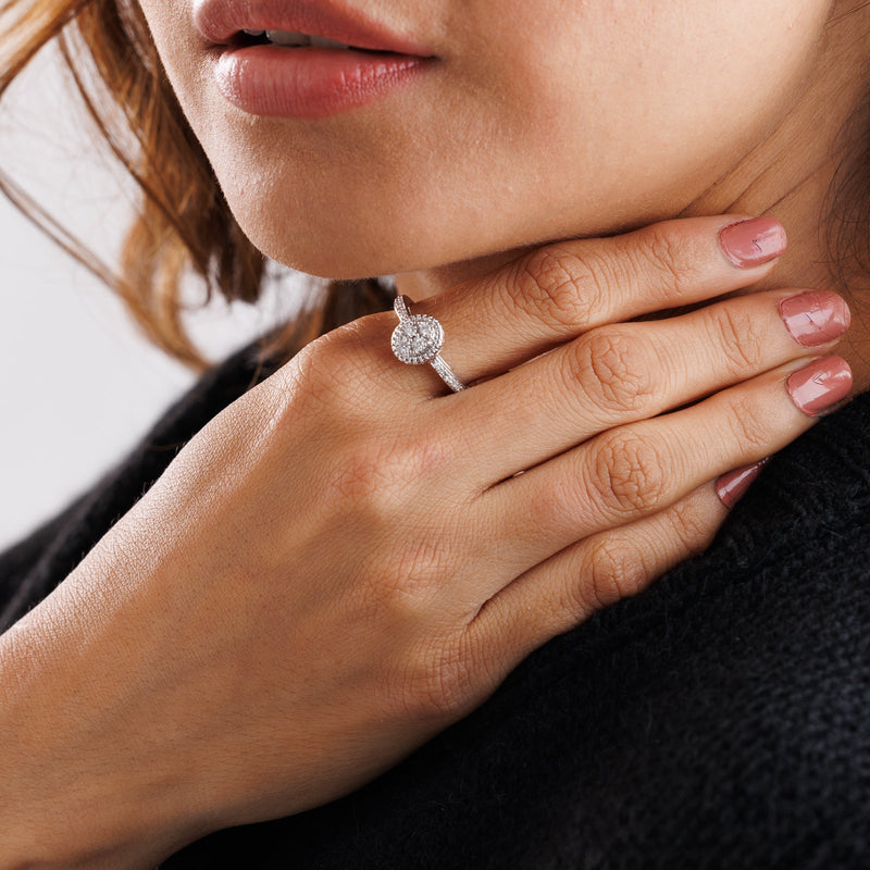 GRACE Cluster Ring am Finger: Sterlingsilber mit Pavé-Band und zentralem Stein-Cluster