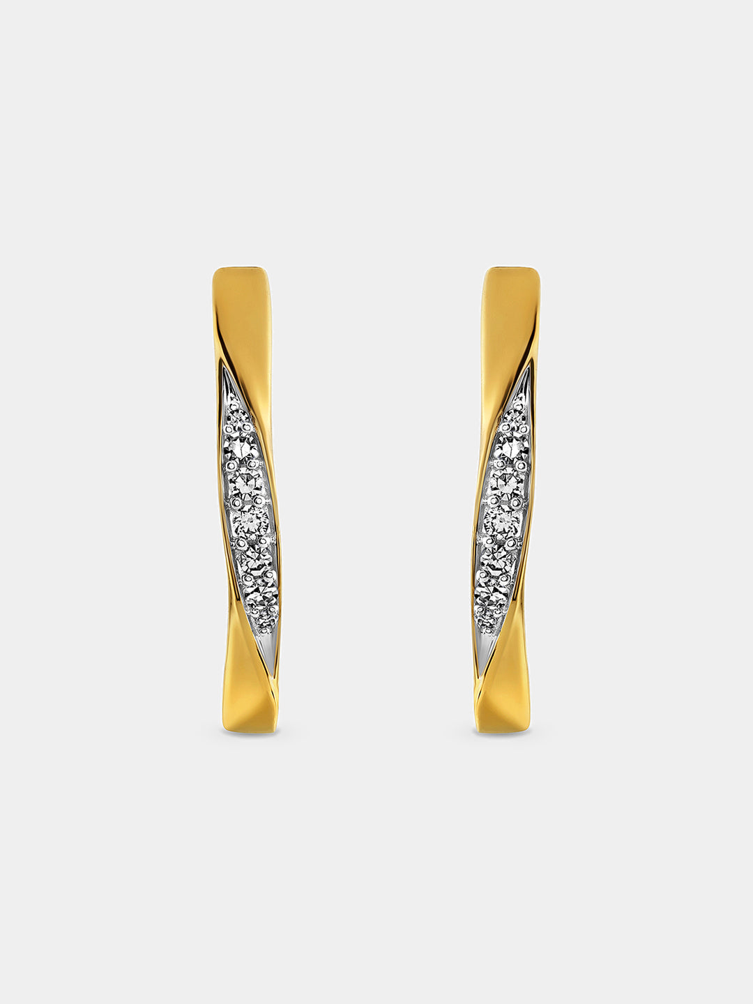 An Ohr getragen: Curve Hoop Ohrring, gelbgoldfarben mit Diamantbesatz