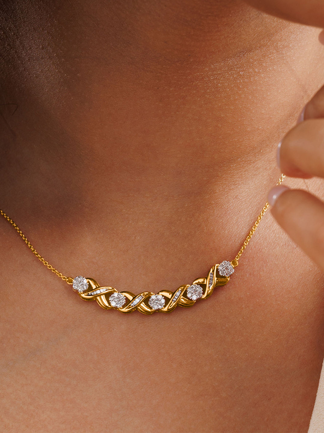 Interlinked Curved Diamond Necklet