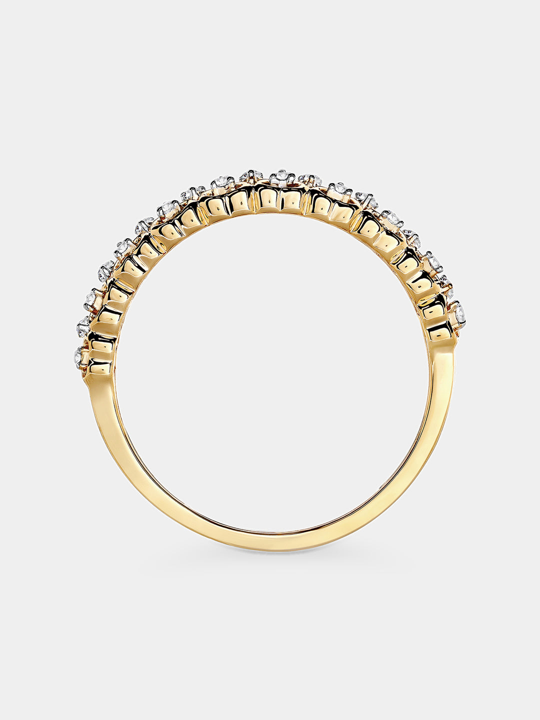 Weave Stackable Ring von der Seite: breite Bandfassung mit Reihen klarer Steine