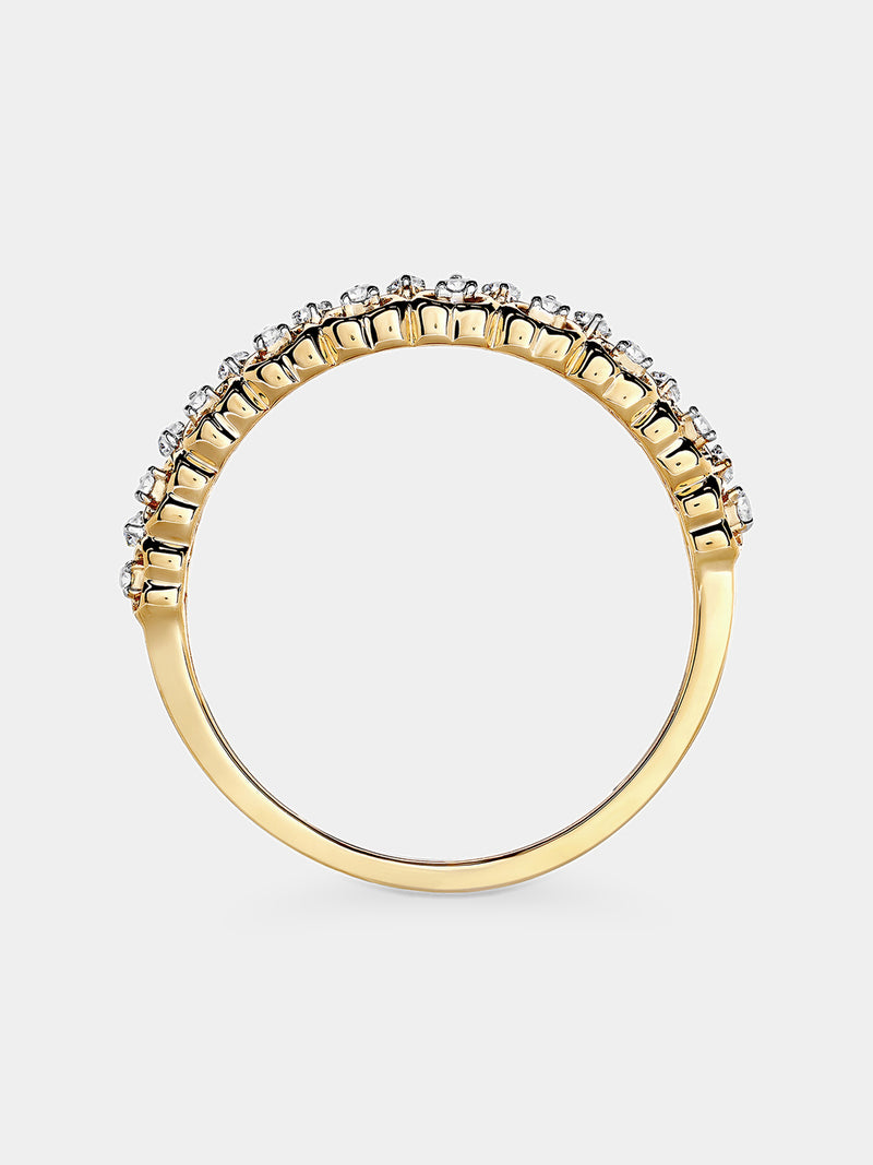 Weave Stackable Ring von der Seite: breite Bandfassung mit Reihen klarer Steine