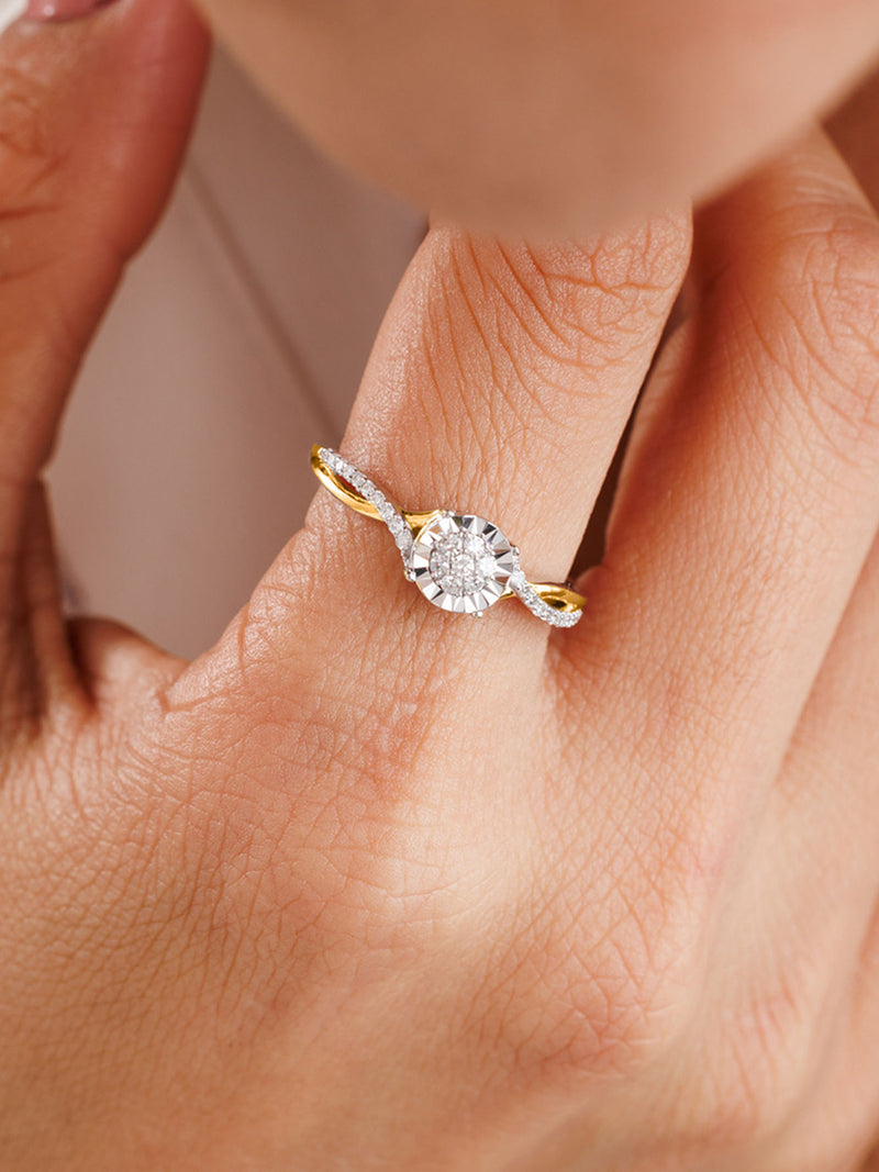 A hand wears Keemti Jewels' Classic Round Twist Band Ring, a gold diamond piece with a twisted shank, on the ring finger.
