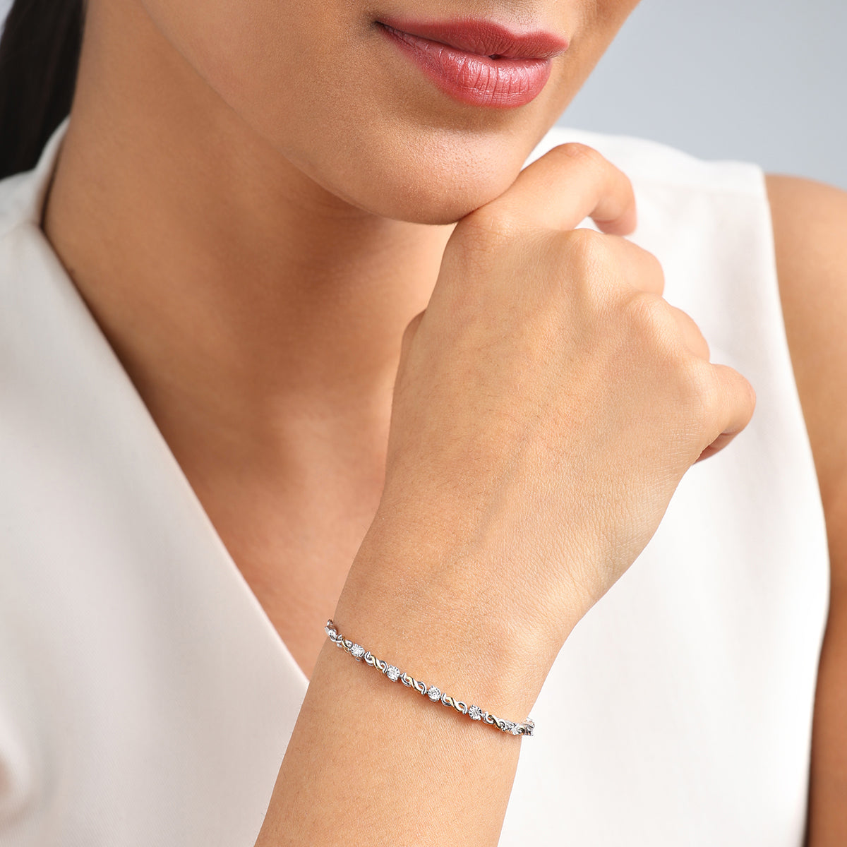 ADJUSTABLE <span>Glow Bar Diamond </span>BRACELET