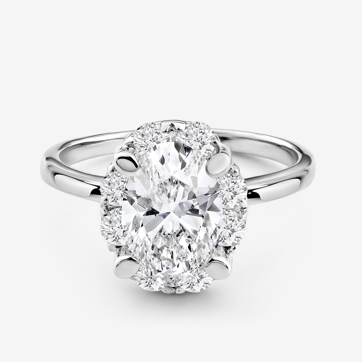 CLASSIC <span>Oval Halo Diamond </span>RING